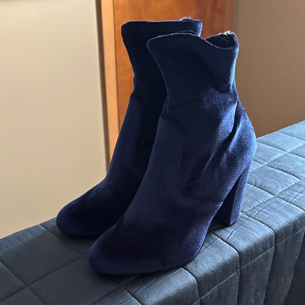 Steve Madden Brisk V Midnight Blue Velvet Heeled Booties Size 8.5
